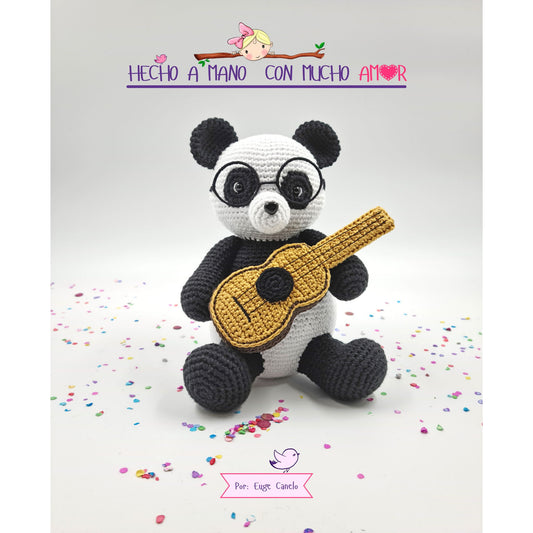 Panda con guitarra y lentes a crochet