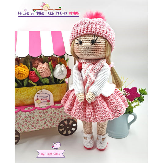 Muñeca con gorrito y mochila a crochet