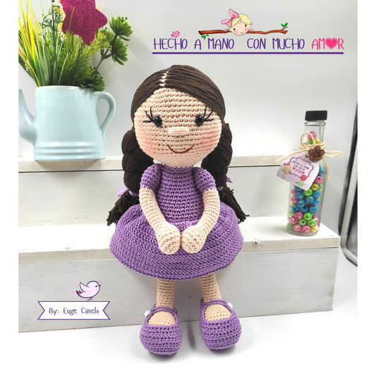 Muñeca con trenzas y vestido a crochet