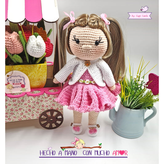 Muñeca con coletas y vestido rosa